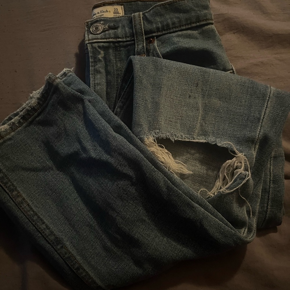 Abercrombie and Fitch 90’s slim straight leg Ultra High Rise - Picture 2 of 3